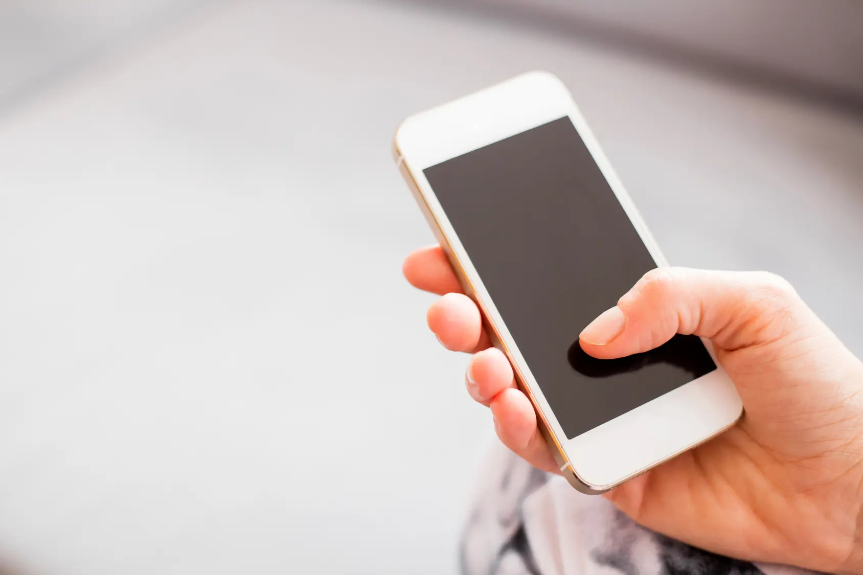The Spread of Bacteria with Phones in Healthcare Facilities